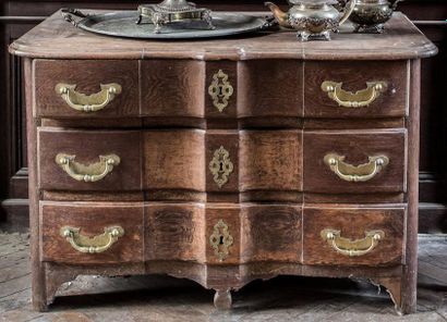 Commode en chêne ouvrant à trois tiroirs...