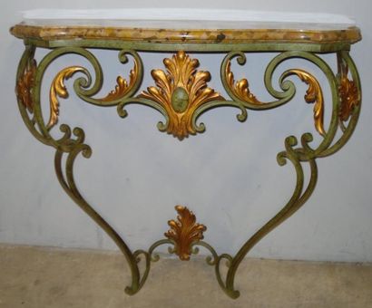 Console en fer forgé patiné vert à motifs...