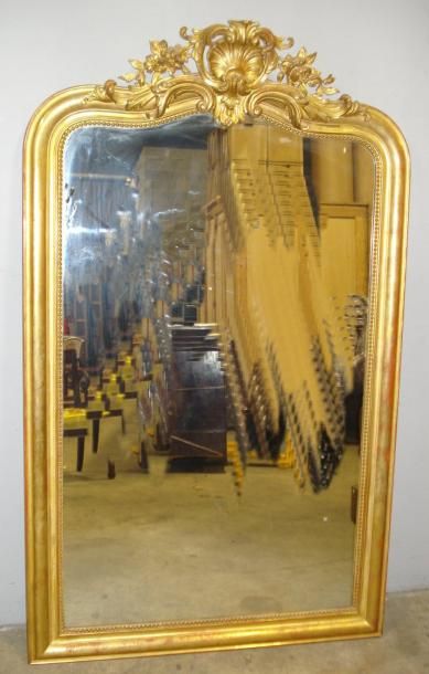 Miroir à encadrement en bois et stuc dorés...