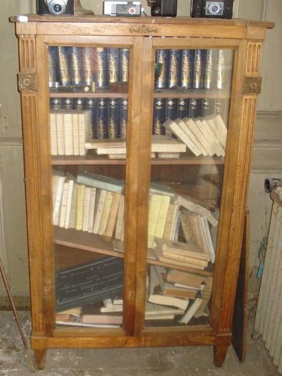 Vitrine en noyer mouluré ouvrant à deux portes...