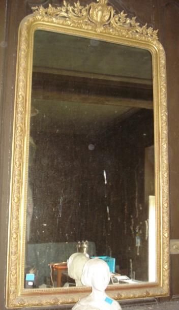 Grand miroir en bois et stuc dorés à moulures,...