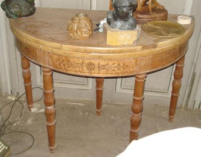 Table à jeux demi-lune en sycomore marqueté...