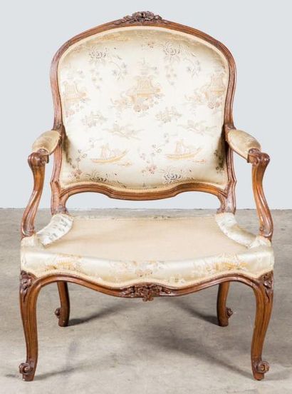 Fauteuil à la Reine en hêtre mouluré et sculpté,...