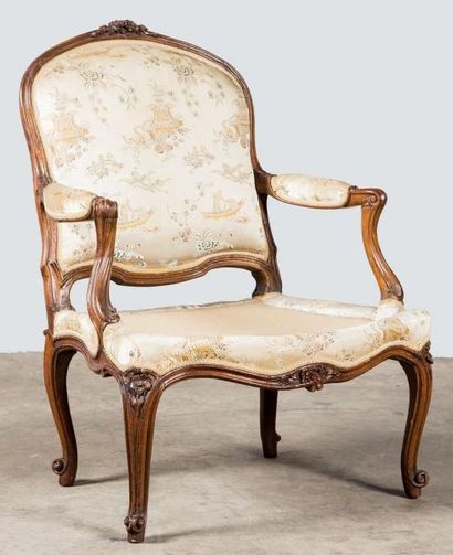 Fauteuil à la Reine en hêtre mouluré et sculpté,...