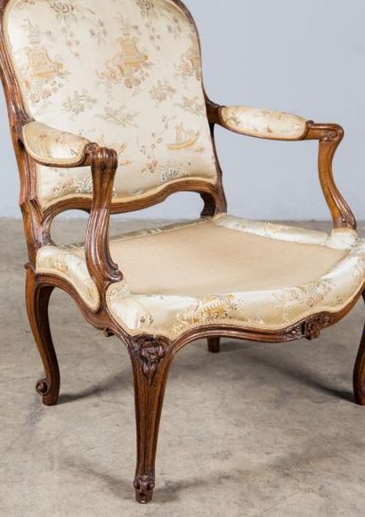 Fauteuil à la Reine en hêtre mouluré et sculpté,...