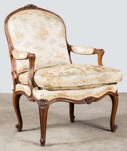 Fauteuil à la Reine en hêtre mouluré et sculpté,...