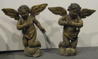 Paire d'angelots en bois polychrome et doré...