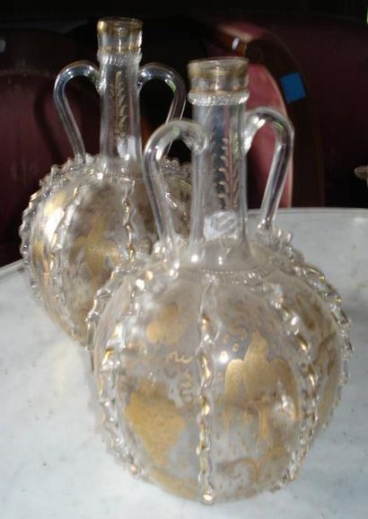 Paire de carafes en verre à côtes mouvementées...