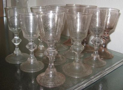 Douze verres à pied en verre de Fougères,...
