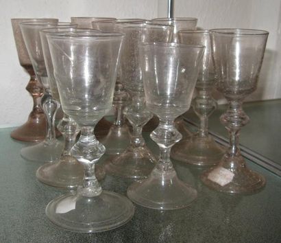 Douze verres à pied en verre de Fougères,...