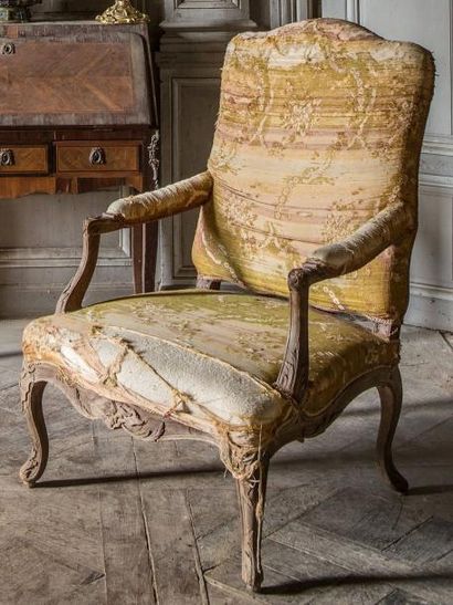 Large fauteuil à dossier plat en hêtre mouluré...