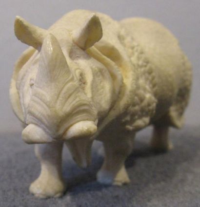 Rhinocéros en ivoire Haut. 5 cm - Long. 9,5...
