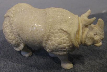Rhinocéros en ivoire Haut. 5 cm - Long. 9,5...
