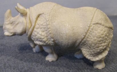 Rhinocéros en ivoire Haut. 5 cm - Long. 9,5...