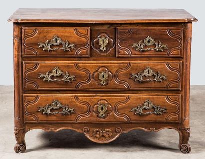 Commode en noyer ouvrant à cinq tiroirs à...
