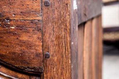 Commode en noyer ouvrant à cinq tiroirs à...