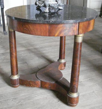 Table demi-lune en acajou et placage d'acajou...