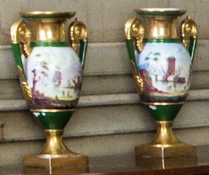 Paire de vases en porcelaine verte et dorée...