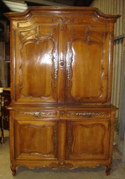 Buffet deux corps en noyer mouluré et sculpté,...