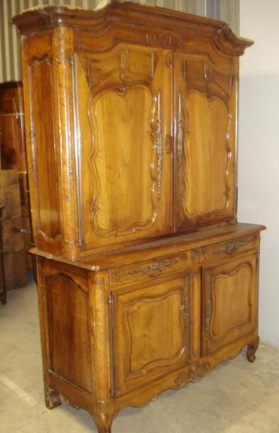 Buffet deux corps en noyer mouluré et sculpté,...