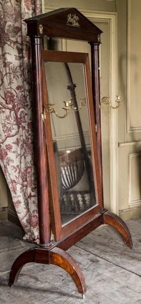 Psyché en acajou présentant un grand miroir...