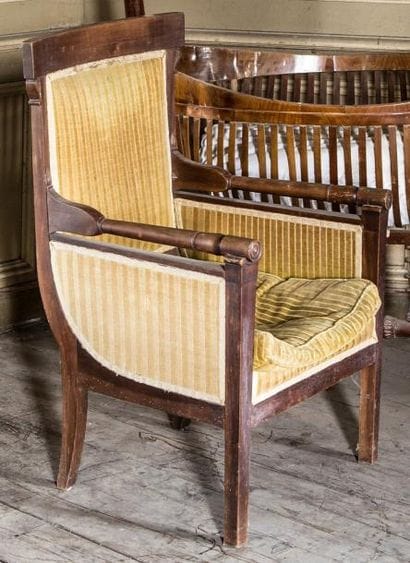 Paire de fauteuils et bergère en merisier,...