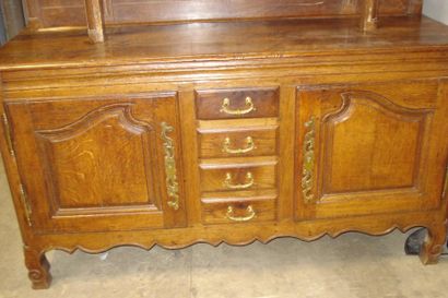 Buffet en chêne mouluré ouvrant à deux portes...