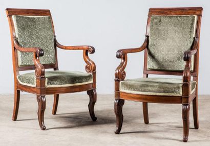 Paire de fauteuils en acajou et placage d'acajou...