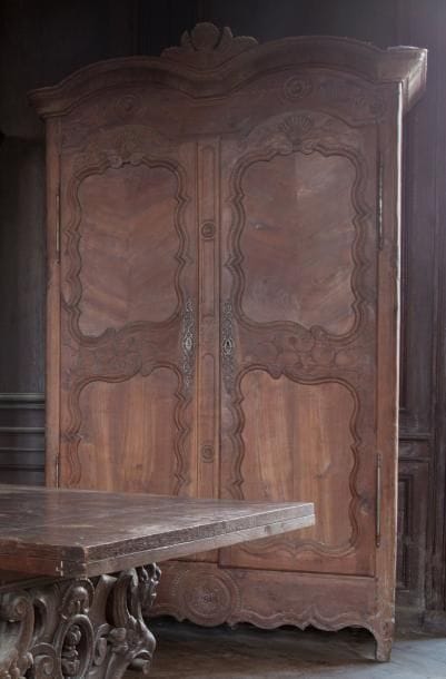 Armoire en merisier mouluré et sculpté de...