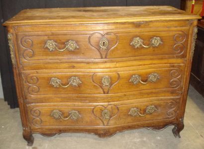 Commode en noyer ouvrant à trois tiroirs...