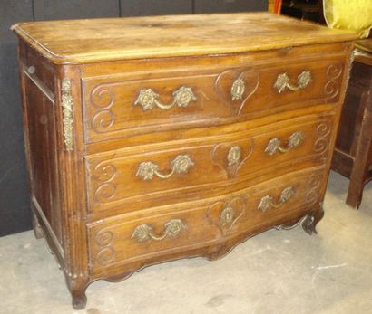 Commode en noyer ouvrant à trois tiroirs...