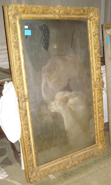 Miroir rectangulaire en bois et stuc dorés...