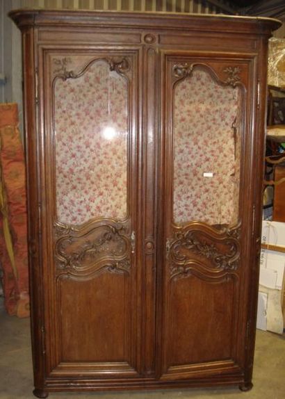 Armoire de boiserie en chêne mouluré. Elle...
