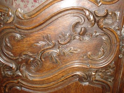 Armoire de boiserie en chêne mouluré. Elle...