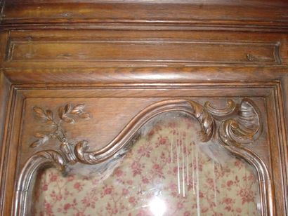 Armoire de boiserie en chêne mouluré. Elle...