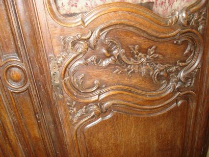 Armoire de boiserie en chêne mouluré. Elle...