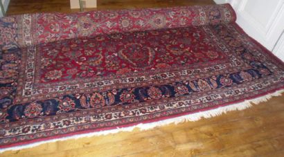 Tapis d'Iran en laine noué main, fond rouge...