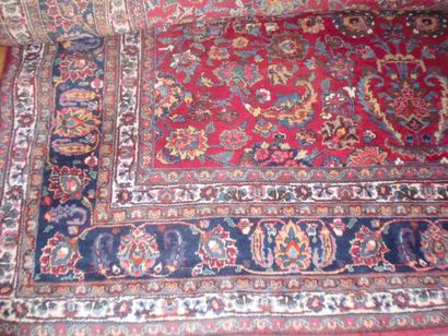 Tapis d'Iran en laine noué main, fond rouge...