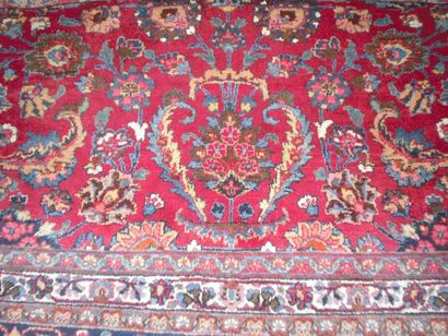 Tapis d'Iran en laine noué main, fond rouge...