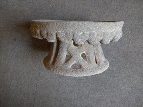 METATE. Pierre volcanique pied à jour, cercle...