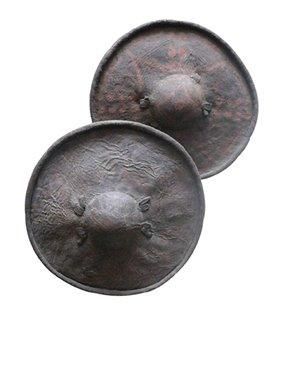 DEUX BOUCLIERS ronds en peau d'hippopotame...