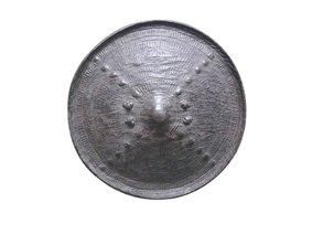 BOUCLIER rond en peau. Umbo et décor en croix...