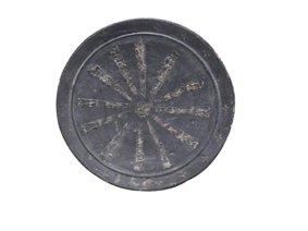 BOUCLIER rond. Bois mi lourd laqué de noir,...