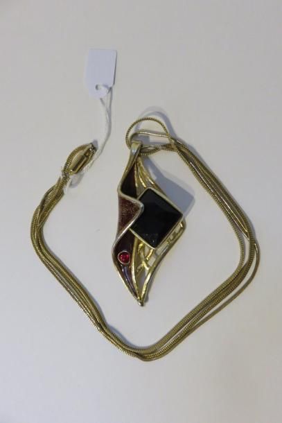 UNGARO
Pendentif futuriste en métal doré,...