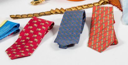 HERMES et FERRAGAMO
Lot de deux cravates...