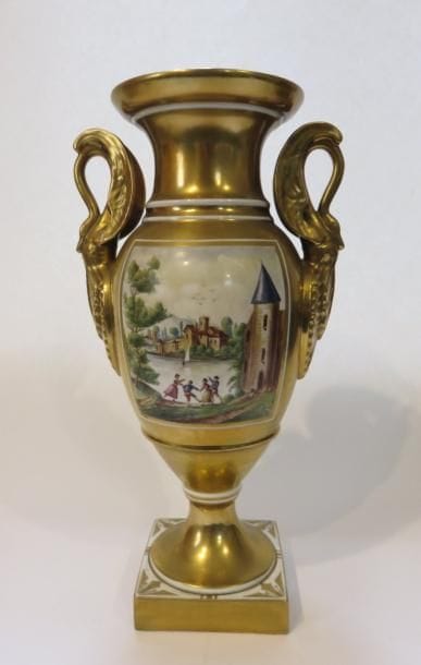 PARIS
Vase urne en porcelaine à décor polychrome...