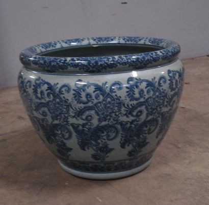 Grand cache-pot en céramique à décor en camaïeu...