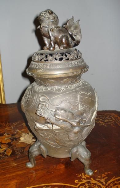 EXTRÊME-ORIENT
Brûle-parfum en bronze patiné....