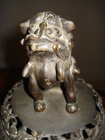 EXTRÊME-ORIENT
Brûle-parfum en bronze patiné....