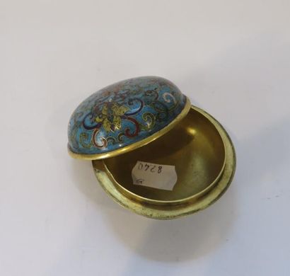 CHINE
Boite de forme lenticulaire en bronze...